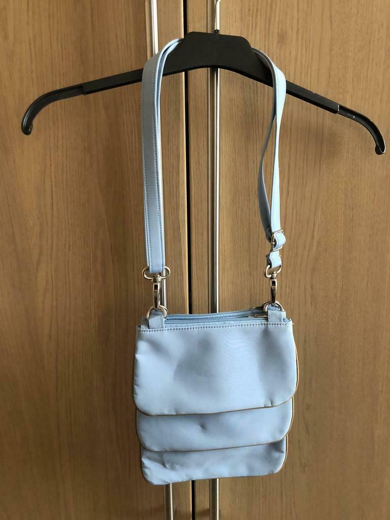 Lichtblauwe toffe handtas bestaande uit 3 tasjes, Handtassen en Accessoires, Tassen | Schoudertassen, Ophalen of Verzenden, Nieuw