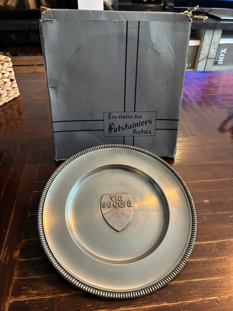 assiette en étain les étains des potstainiers hutois, Antiek en Kunst, Antiek | Tin, Ophalen