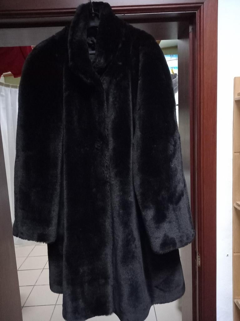 Mooie zwarte namaak bontmantel, Ophalen of Verzenden, Zo goed als nieuw, Maat 42/44 (L)