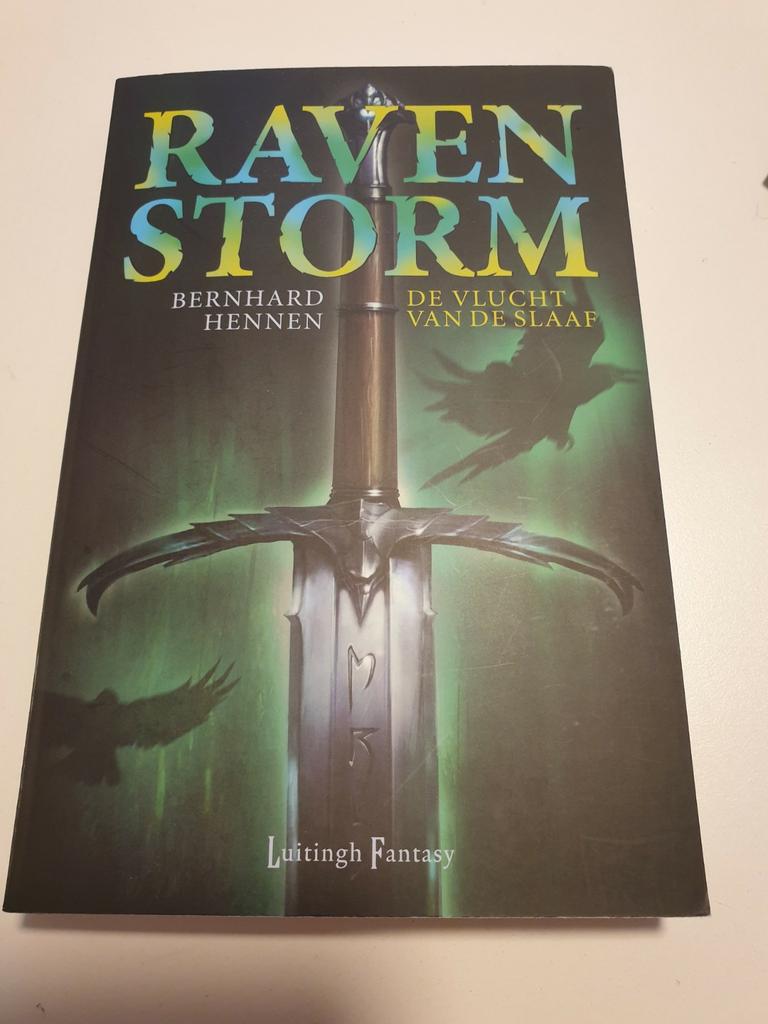 Bernhard Hennen - De vlucht van de slaaf  DEEL 1 RAVENSTORM, Ophalen of Verzenden, Zo goed als nieuw, Bernhard Hennen