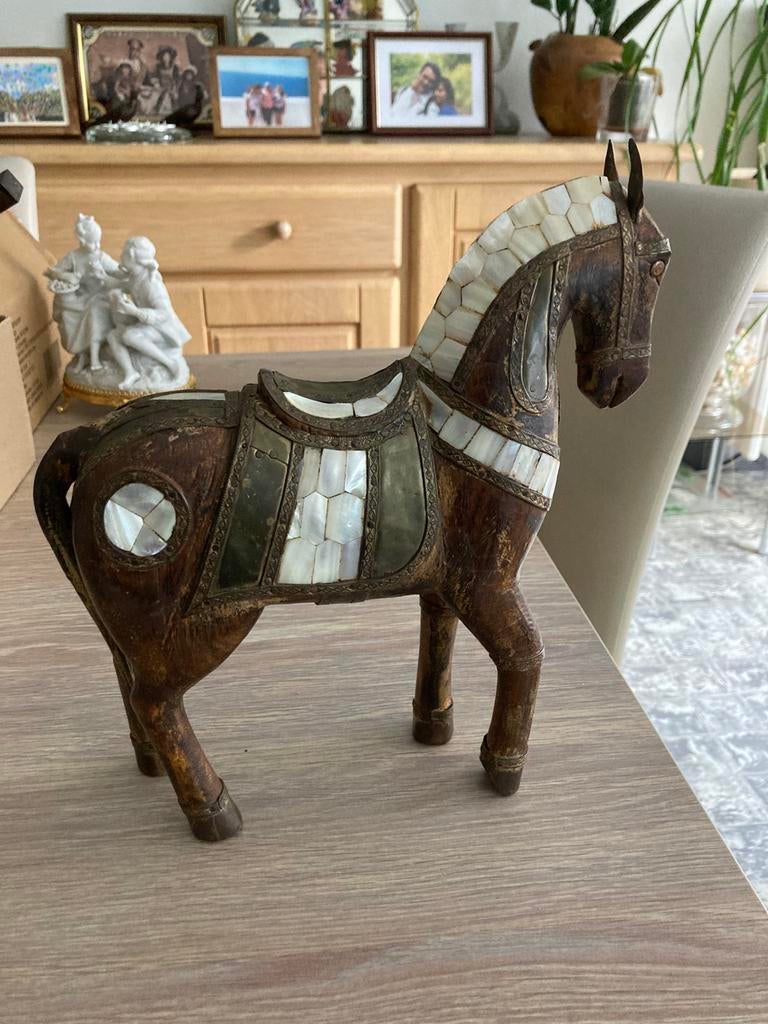 Cheval Marwari ancien en bois avec laiton et nacre, Enlèvement ou Envoi