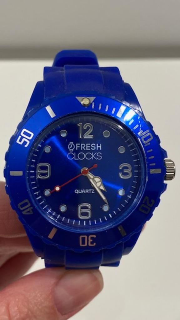 Fresh Clocks horloge met plastic band (blauw, roze of wit), Autres marques, Enlèvement ou Envoi, Synthétique, Neuf