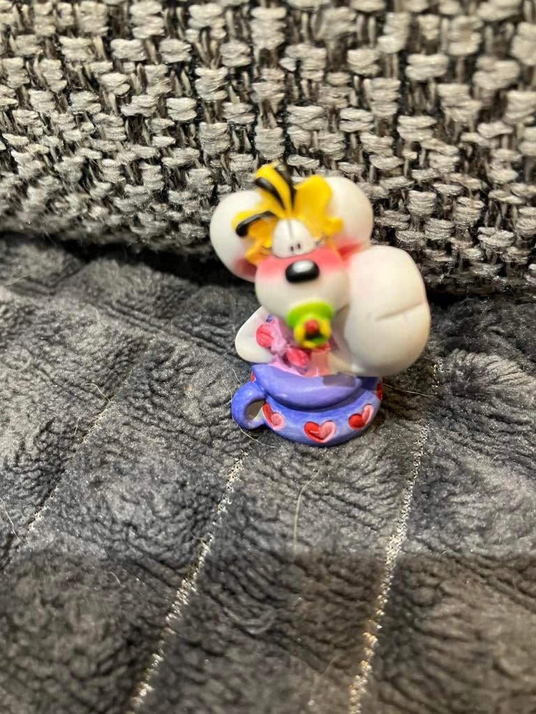 Beeldje 3 cm diddl met fopspeen op wc potje, Verzamelen, Ophalen of Verzenden, Diddl, Gebruikt
