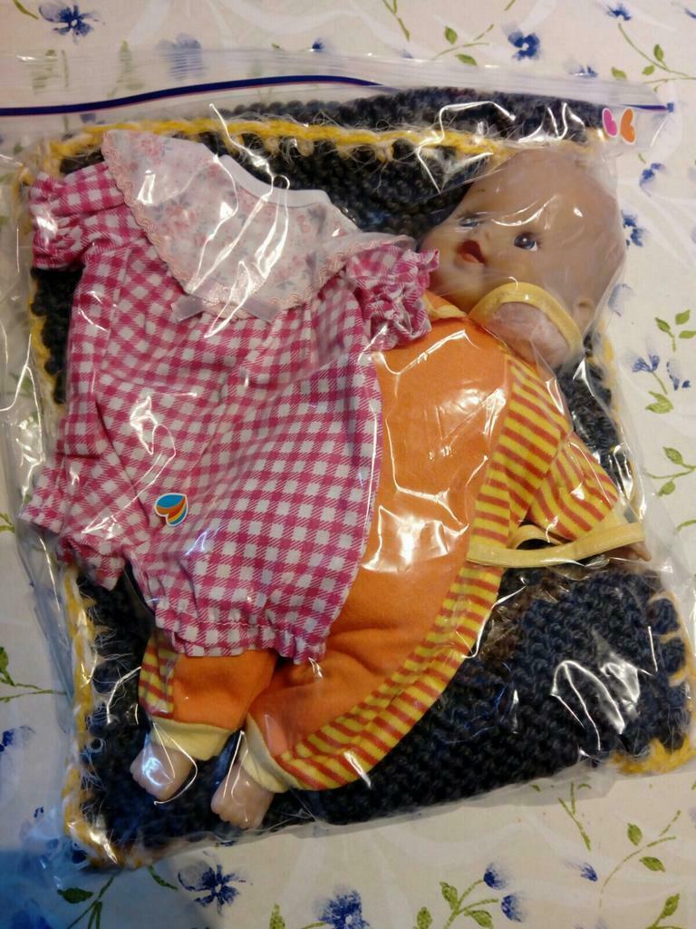 Klein Popje met set, Kinderen en Baby's, Speelgoed | Poppen, Ophalen of Verzenden, Zo goed als nieuw