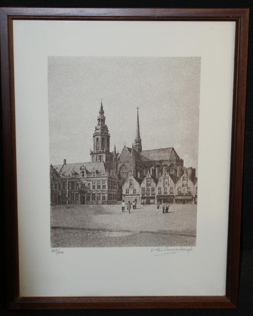 Gravure - Léo Van Cauwenbergh (1921) - Grand-Place de Furnes, Ophalen of Verzenden, Gravure, 37 cm, 29 cm