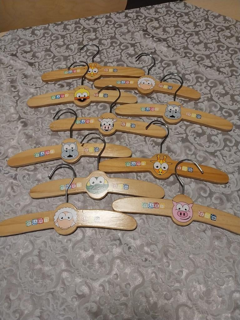 Houten kinderkapstokjes, Ophalen