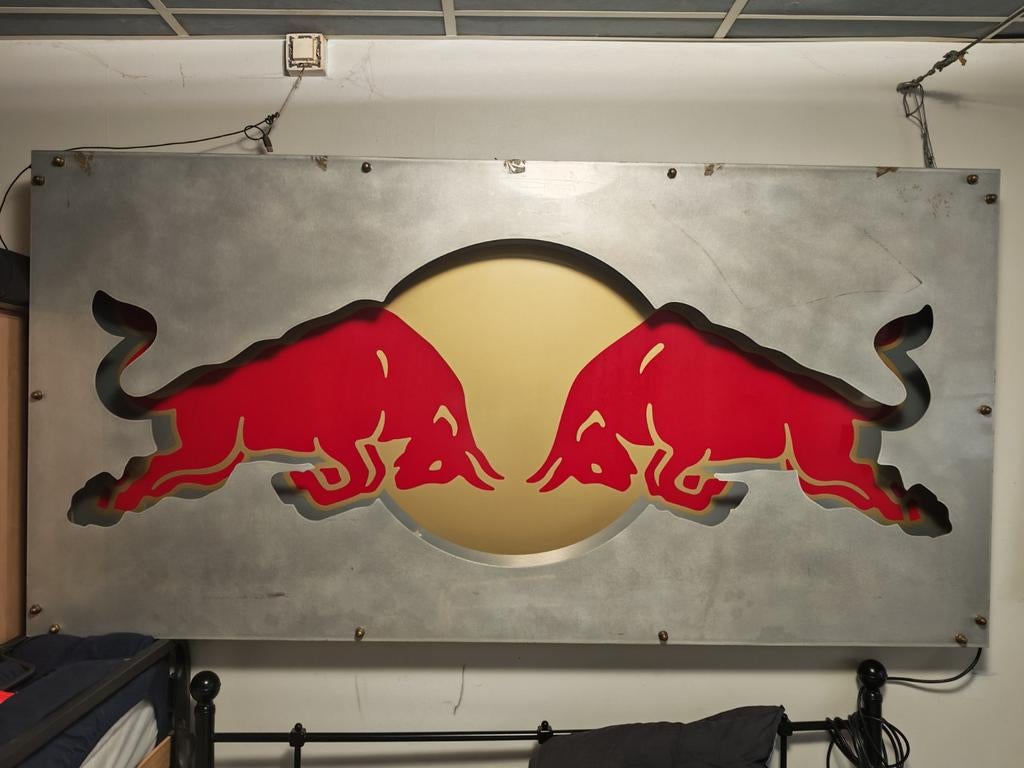 Panneau RedBull original, Enlèvement