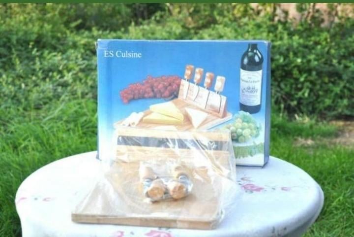 § plateau a fromage en bois avec 4 accessoires neuf, Enlèvement ou Envoi, Neuf, Rectangulaire, Bois