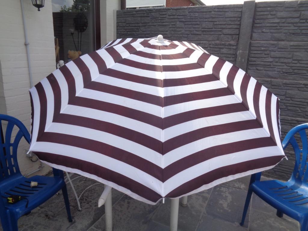 Parasol rayé blanc-brun dia 150 cm, Enlèvement ou Envoi, 1 à 2 mètres, Comme neuf, Parasol sur pied
