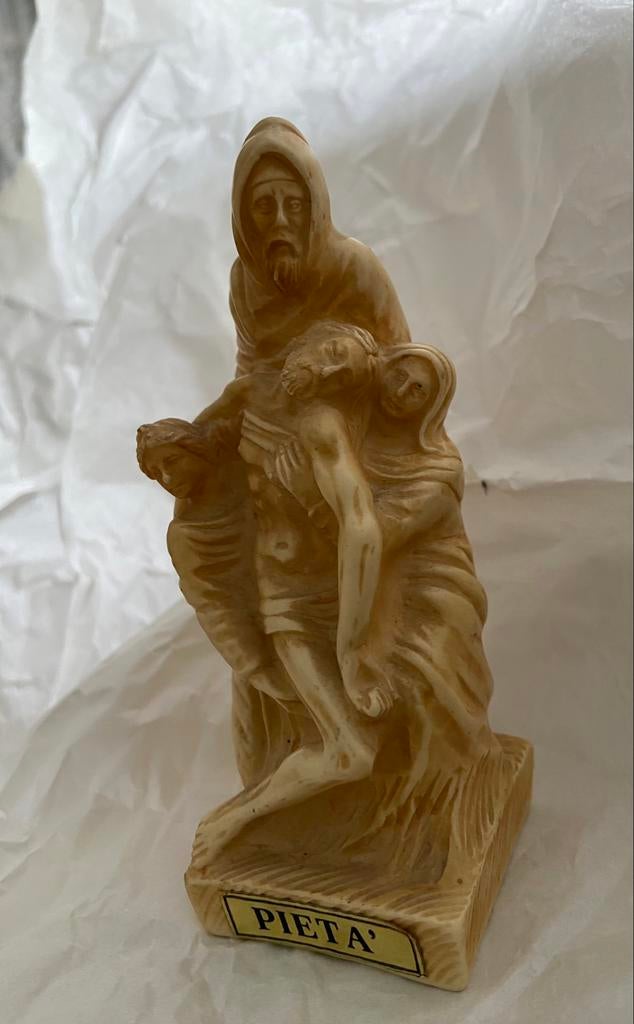 Emotionele PIETÀ, bekend als „met 4 figuren” in hars - Casea, Antiek en Kunst, Ophalen of Verzenden