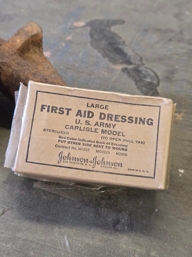 Pansement de premiers secours américain de la Seconde Guerre, Enlèvement