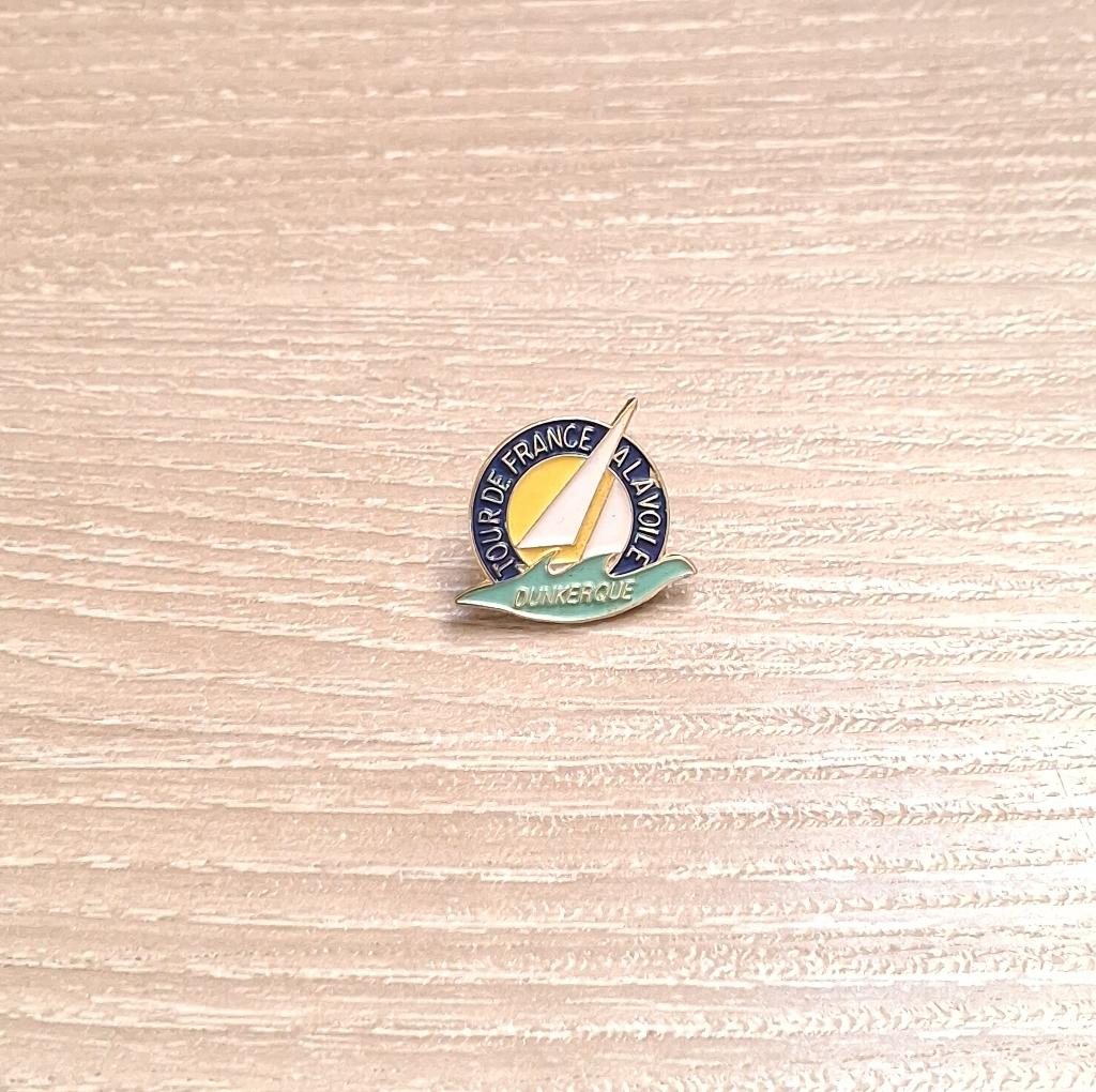 PIN - TOUR DE FRANCE A LA VOILE - DUNKERQUE - ZEILEN, Envoi, Utilisé, Sport, Insigne ou Pin's