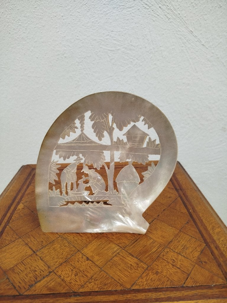 Antieke handuitgesneden parelmoeren schelp met oosters decor, Antiek en Kunst, Ophalen of Verzenden