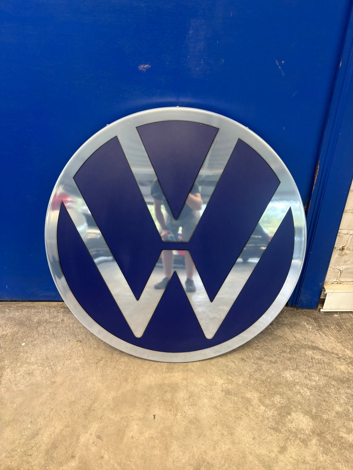 Enseigne lumineuse vw nouveau model 75cm, Enlèvement, Comme neuf, Table lumineuse ou lampe (néon)