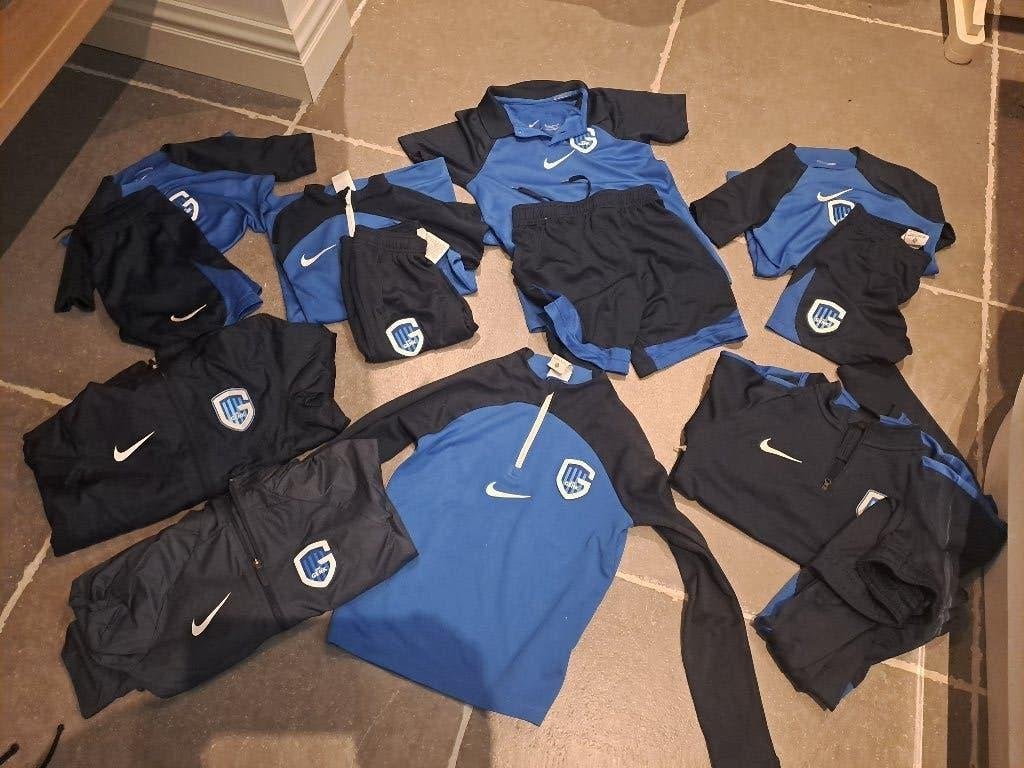 Kleren krc genk 122-128, Verzamelen, Sportartikelen en Voetbal, Ophalen, Zo goed als nieuw, Shirt