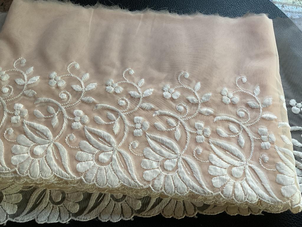 Licht zalmkl oud organza kant met geborduurde bloemen, Hobby en Vrije tijd, Ophalen of Verzenden, Kant