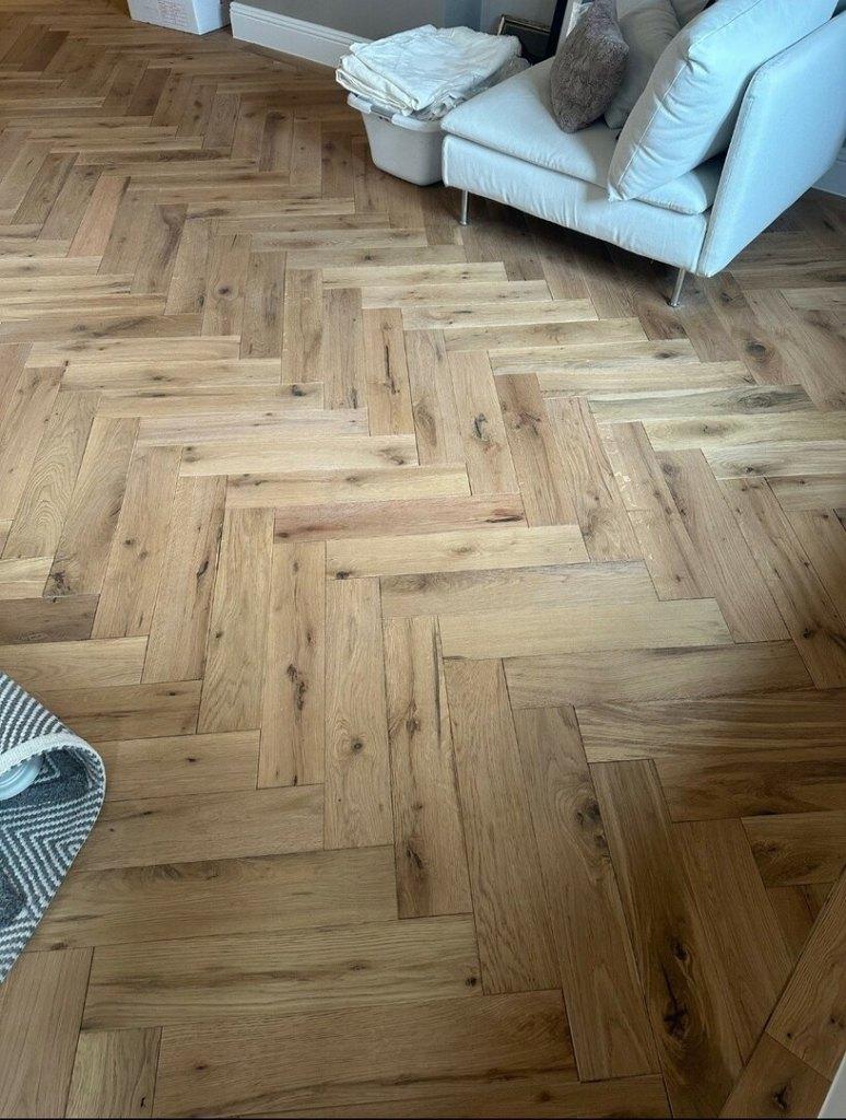 PARQUET EN BOIS SOL À CHEVRONS EN CHÊNE DE CHÂTEAU DE 115M2, Enlèvement