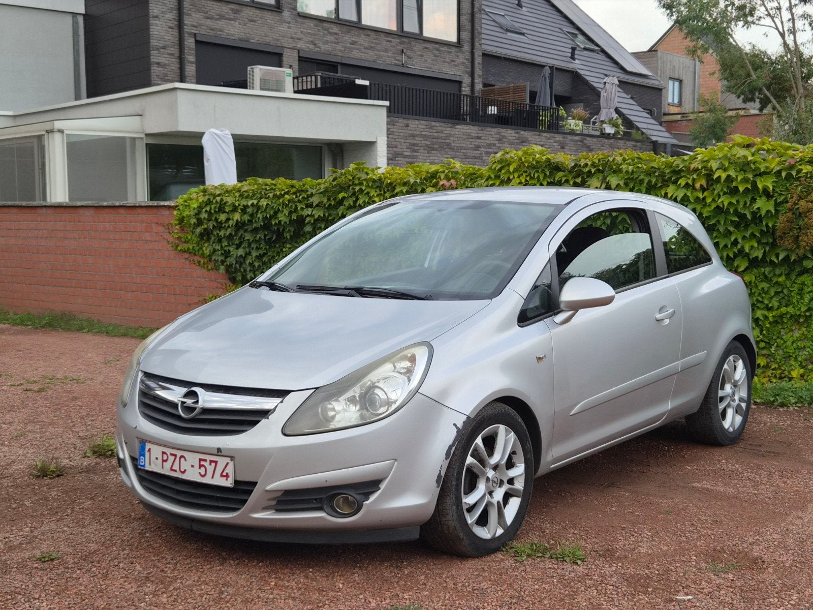 opel corsa Benzine 1.4 
bj 2008
193.000km
Xenon 
start rijd
