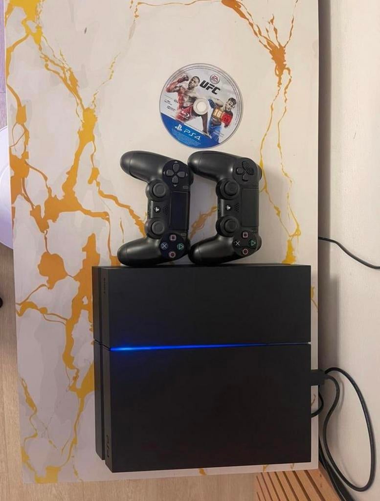 PS4 tres bien etat 2 mannettes 1 jeu UFC +cables, Ophalen of Verzenden, Zo goed als nieuw