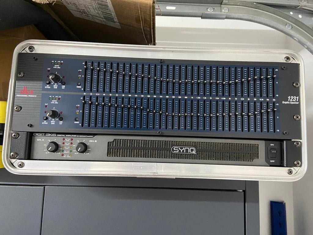Versterker en equalizer in flightcase, Enlèvement, Comme neuf