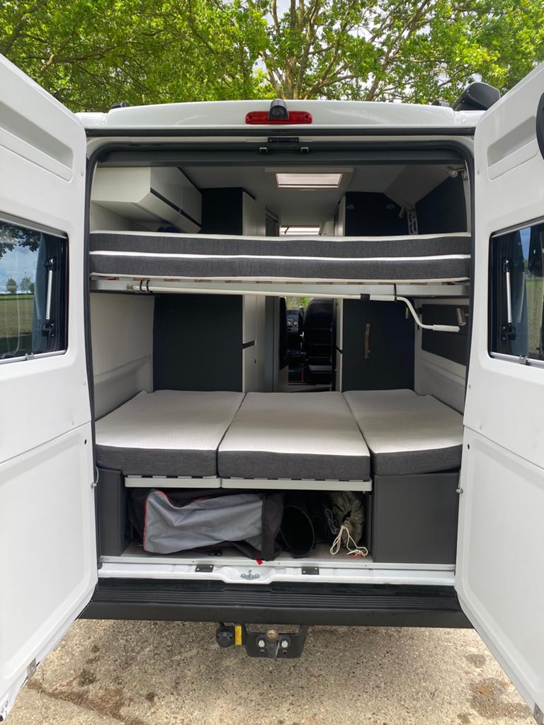 Adria twin Supreme SPB Family 7-2023 4 vaste slaap plaatsen, Caravans en Kamperen, Mobilhomes, Chemisch toilet, Buscamper of Camperbus