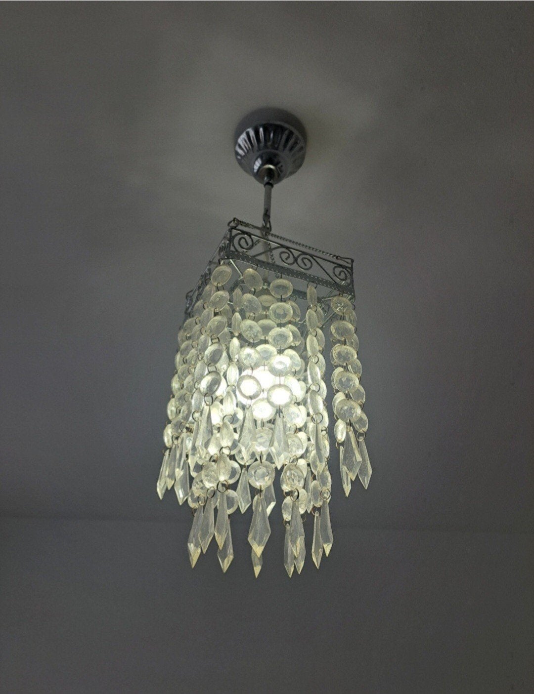 Lustre cristal avec lampe

Gsm : 0475/93.53.69, Ophalen, Zo goed als nieuw