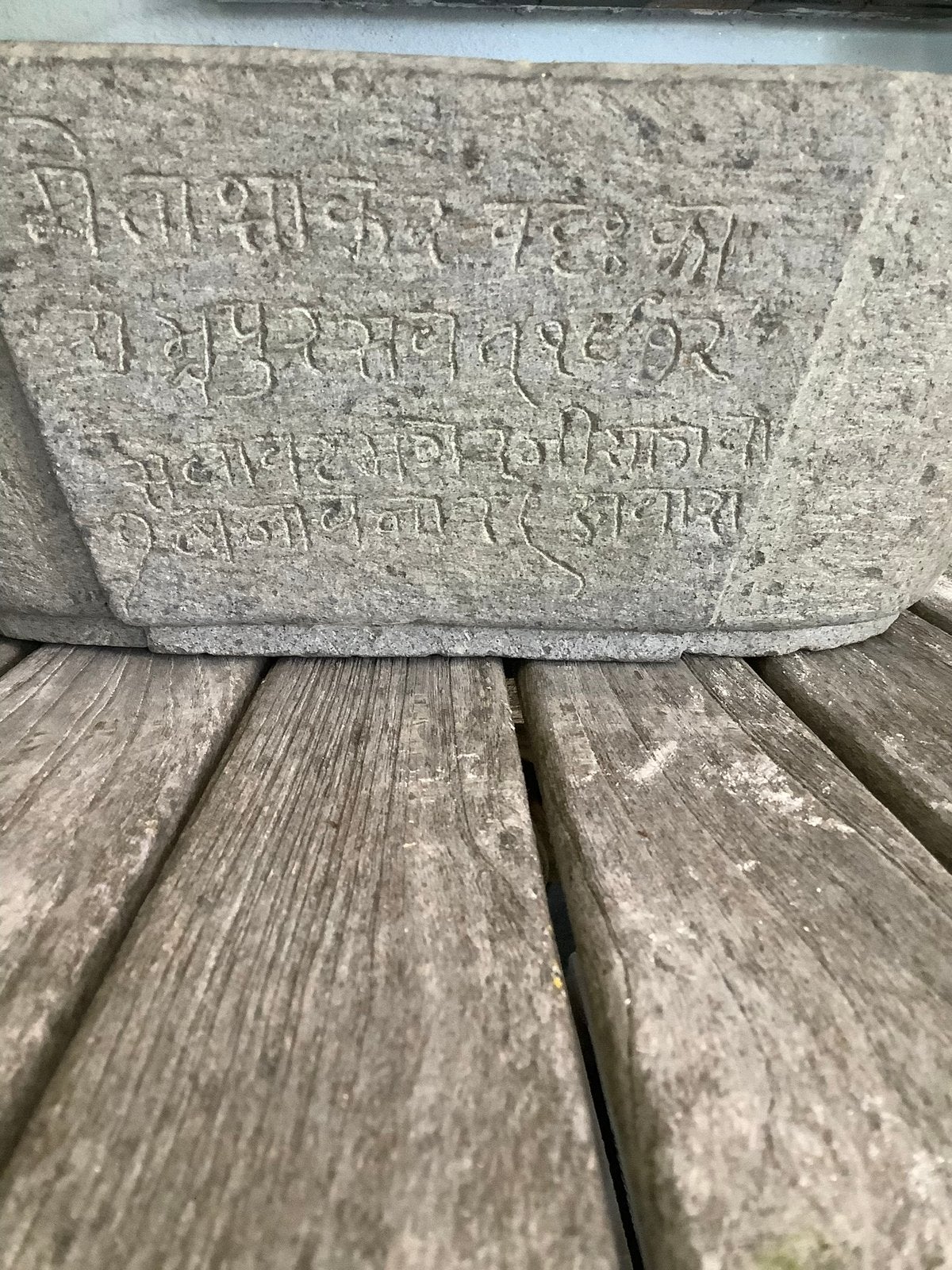 Bol à eau ancien d'un temple indien/népalais, Enlèvement