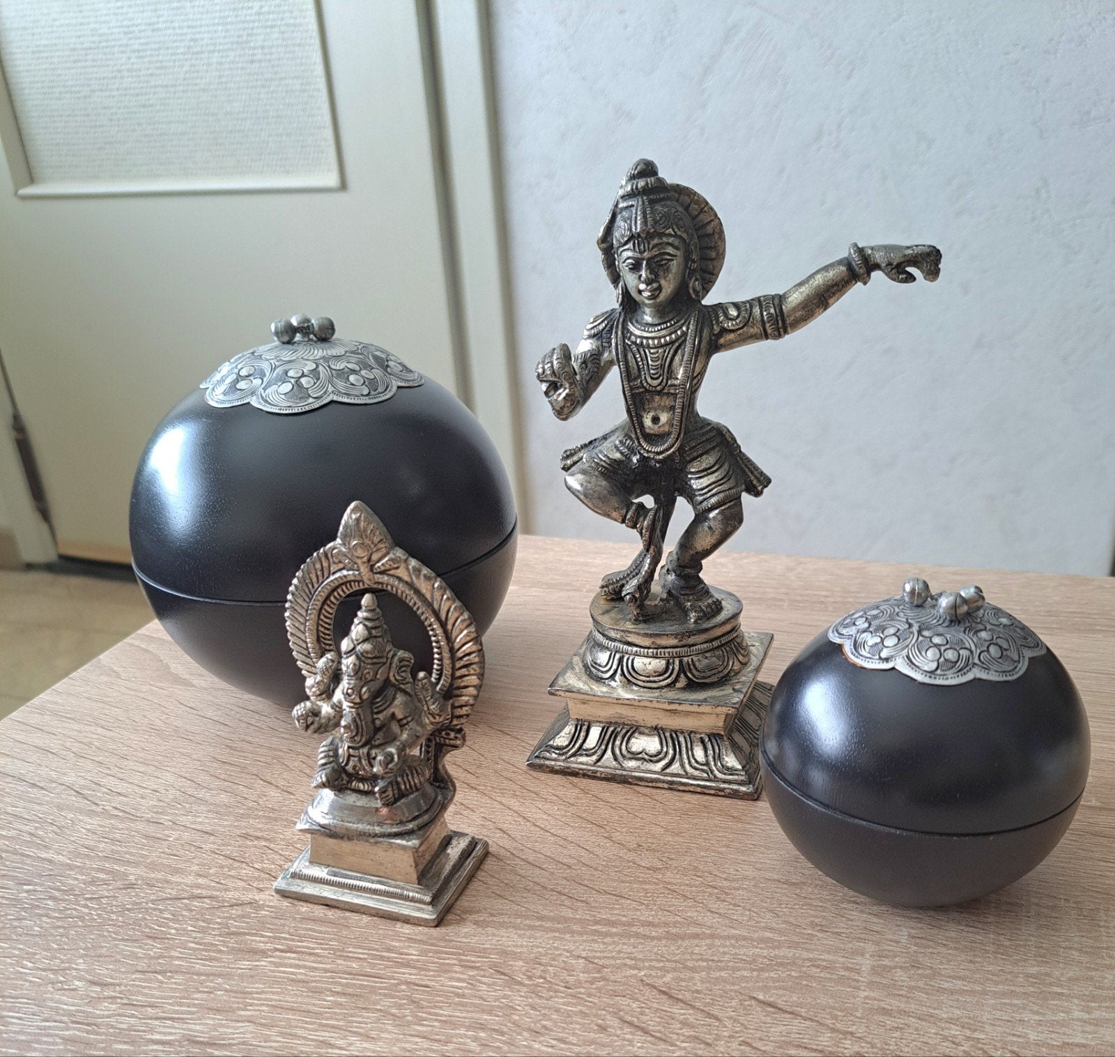 2 Thaise beeldtje met met bollen die,open kan ophalen Ekeren, Verzamelen, Beelden en Beeldjes, Ophalen