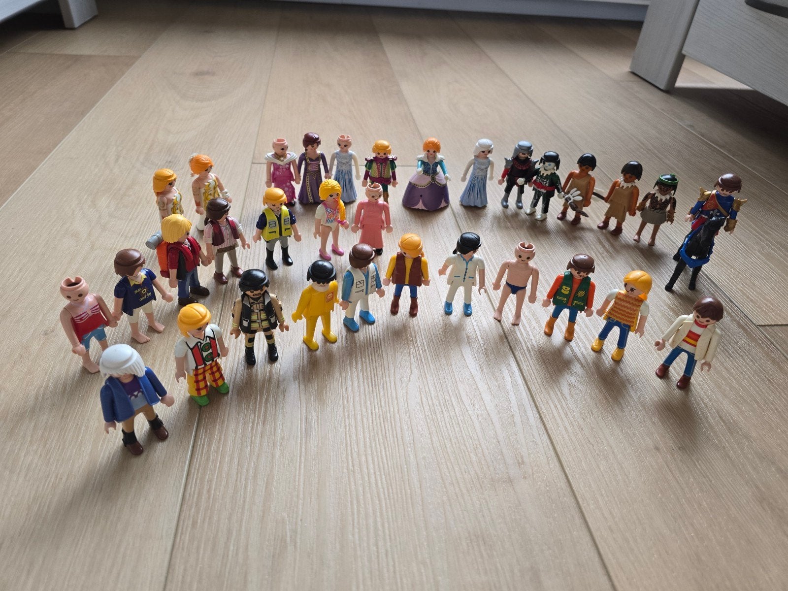 32 verschillende playmobil mannetjes, Enlèvement ou Envoi, Figurines