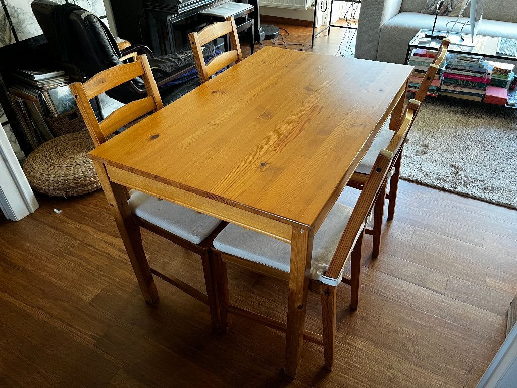 HOUTEN TAFEL / WOODEN TABLE - 4 CHAIRS WITH CUSHIONS, Antiek en Kunst, Ophalen