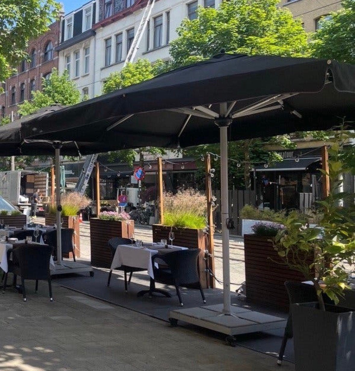 2x zwarte Solero Maestro Pro horecaparasol 300x400cm, Tuin en Terras, Ophalen, Zo goed als nieuw
