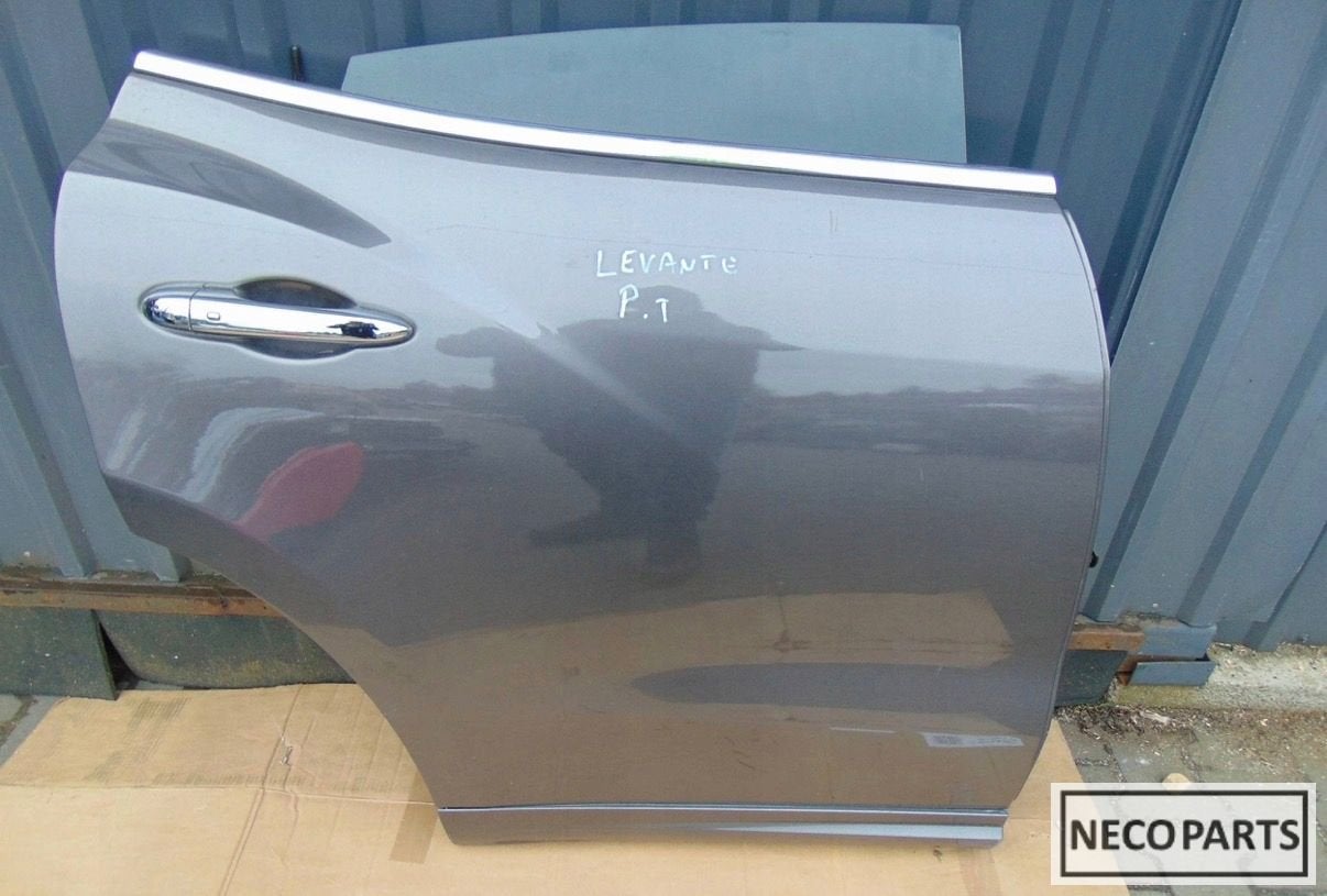 MASERATI LEVANTE PORTIER DEUR RECHTS ACHTER ORIGINEEL !!!, Maserati, Arrière, -, Haillon arrière