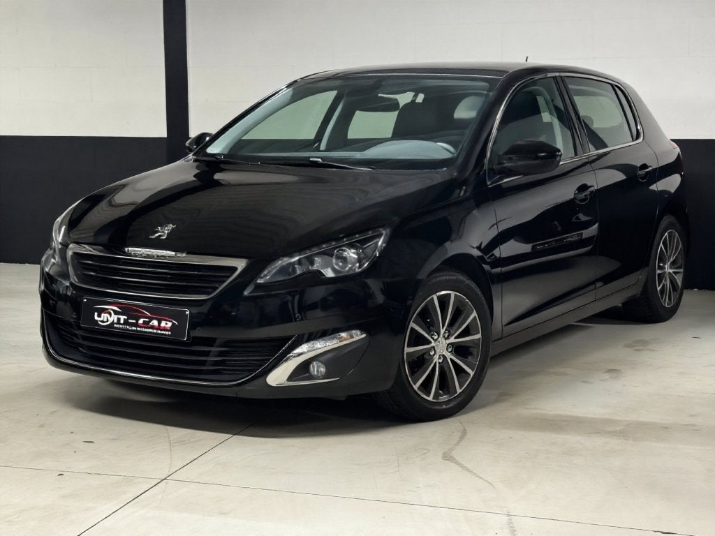 PEUGEOT 308 1.2i ALLURE 088.000KM! LED/ PANO/ NAVI/ GEKEURD✅, Auto's, Voorwielaandrijving, Stof, 1199 cc, Zwart