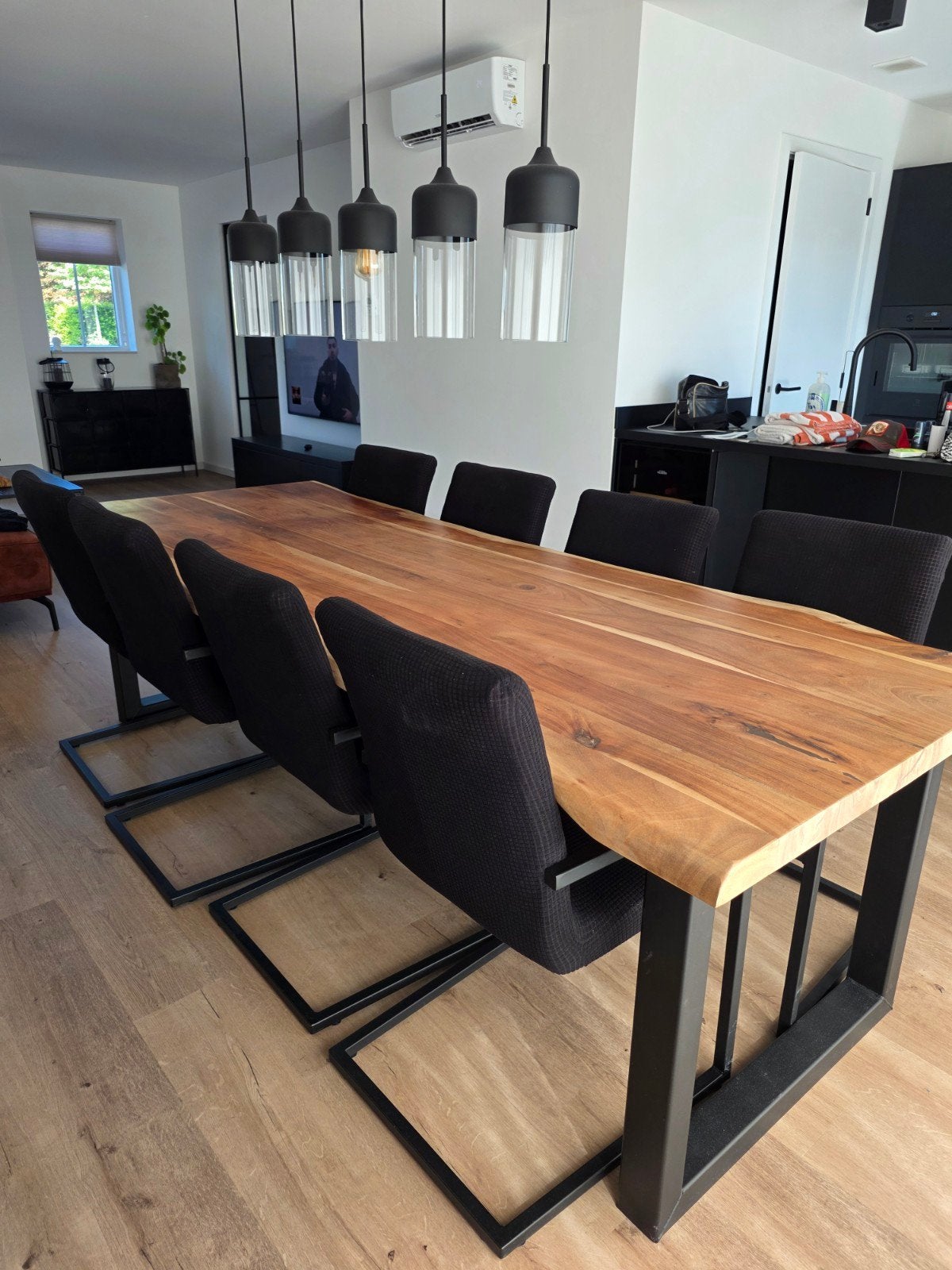 Massieve boomstam eettafel met zwart metalen onderstel, Ophalen