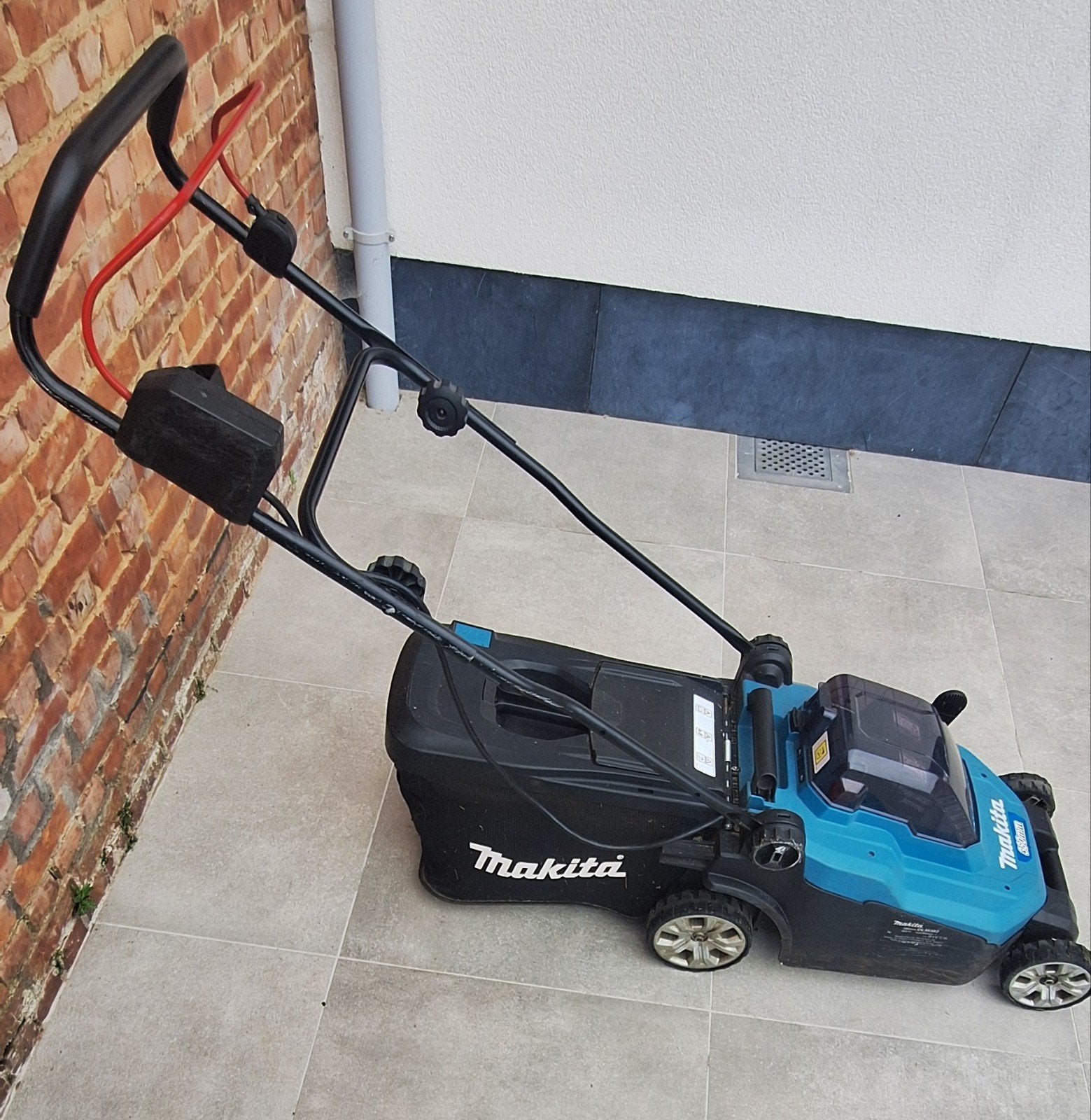 Makita DLM382 avec 2 batteries et chargeur, Jardin & Terrasse, Enlèvement, Utilisé, 30 à 39 cm, Tondeuses à gazon sur batterie