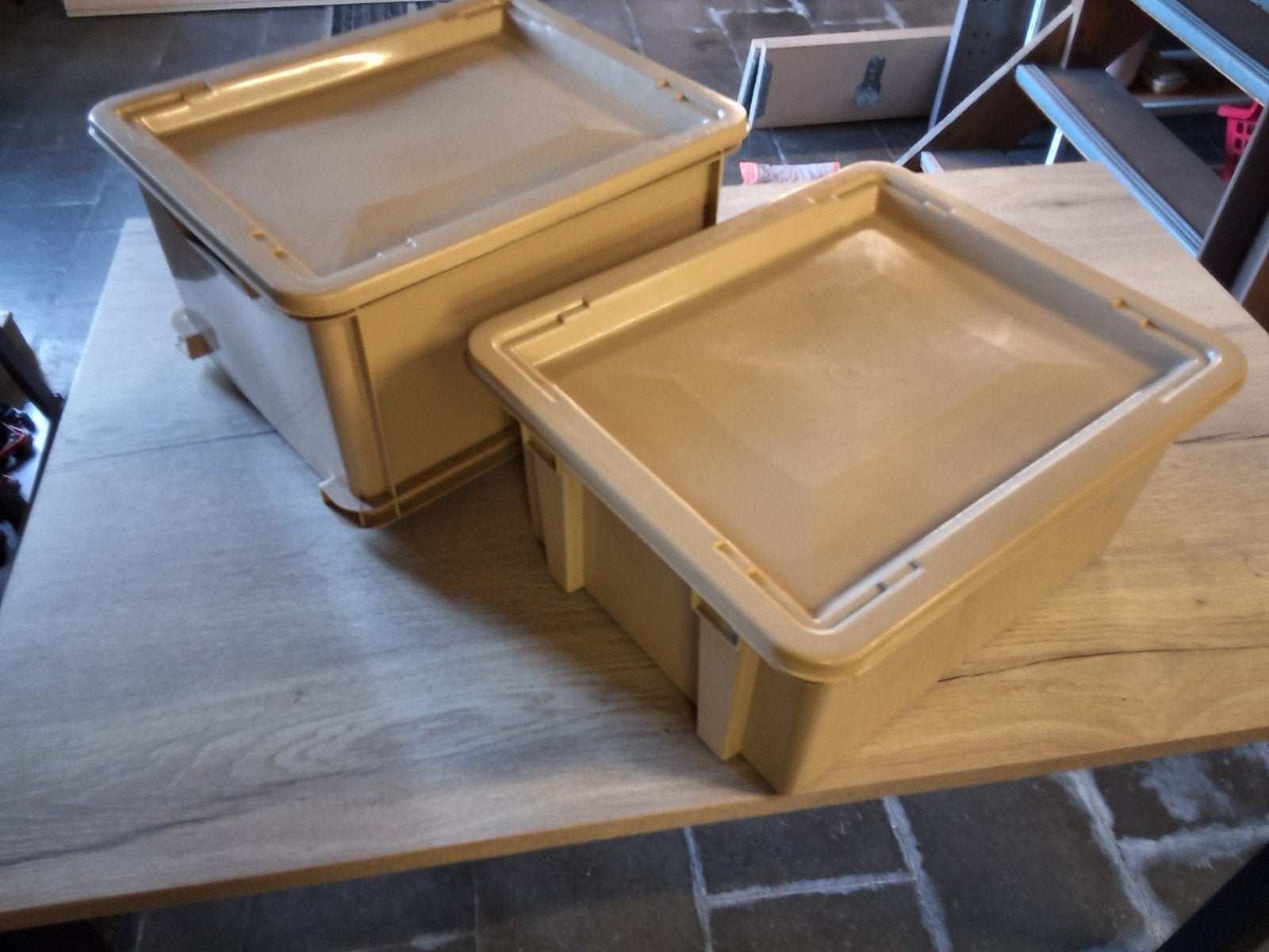 Twee curverbakken Et deksel 44x36x22 cm €5 het stuk, Ophalen of Verzenden