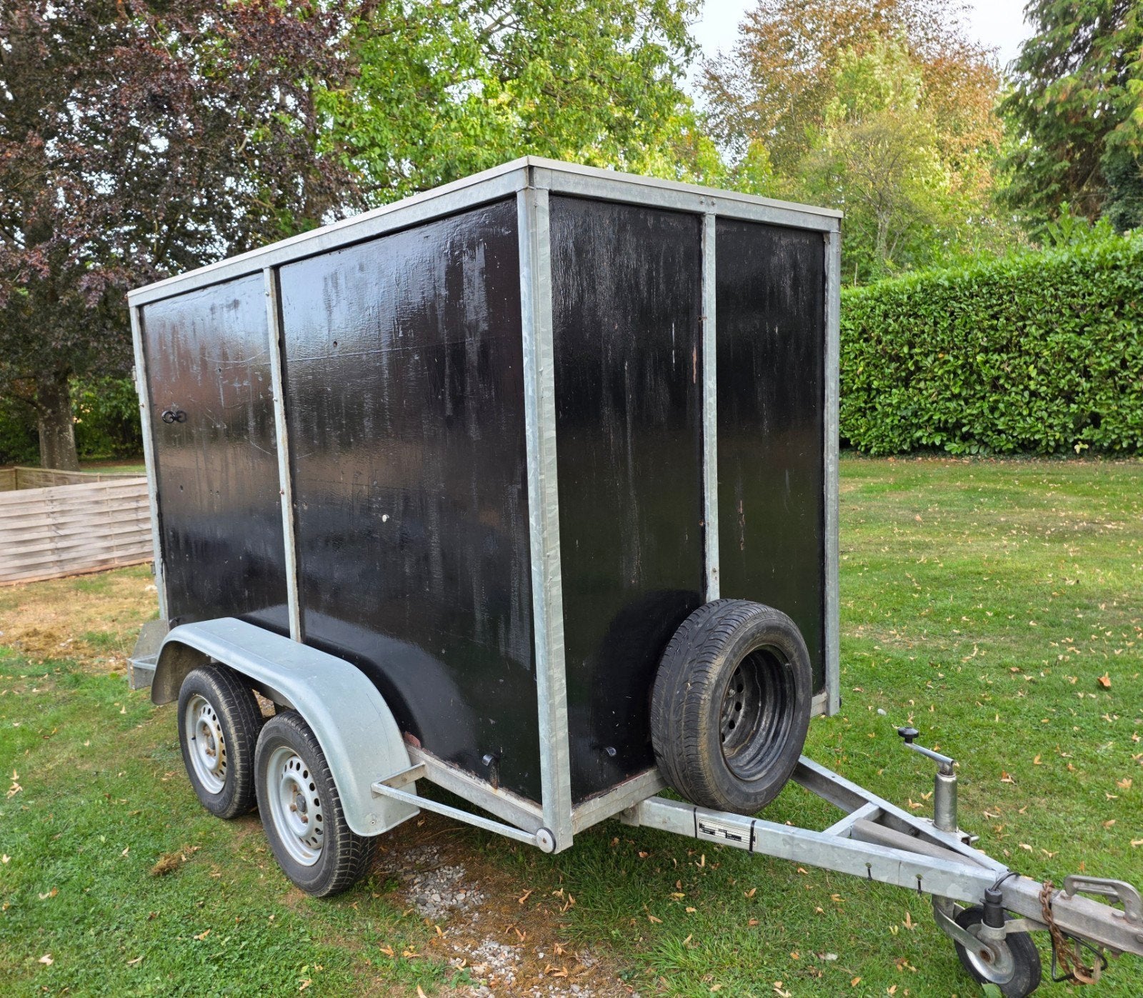 Dubbelassige gesloten aanhangwagen van 750 kg, Ophalen