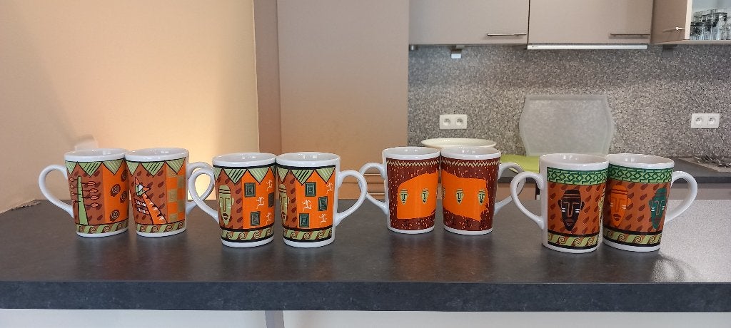 8 jolies tasses du Brésil avec 4 décors différents., Comme neuf, Céramique, Enlèvement, Tasse(s) et/ou soucoupe(s)