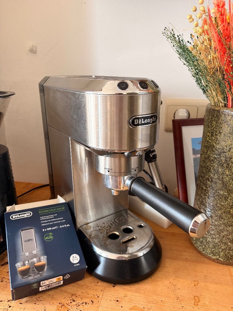 Machine à expresso DeLonghi, Electroménager, Café moulu, Machine à espresso, 2 à 4 tasses, Comme neuf