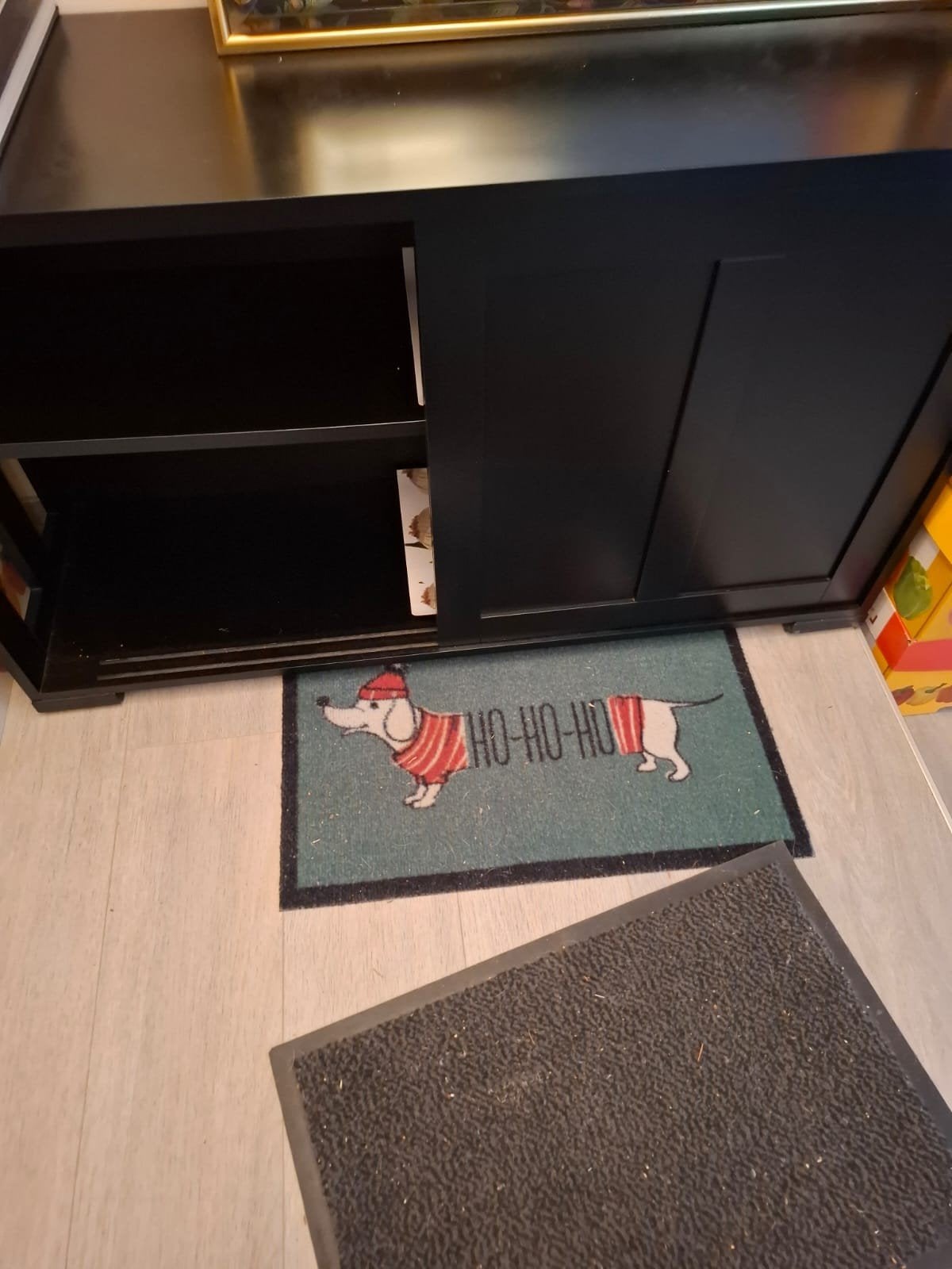 Petit buffet noir à porte coulissante, Ophalen