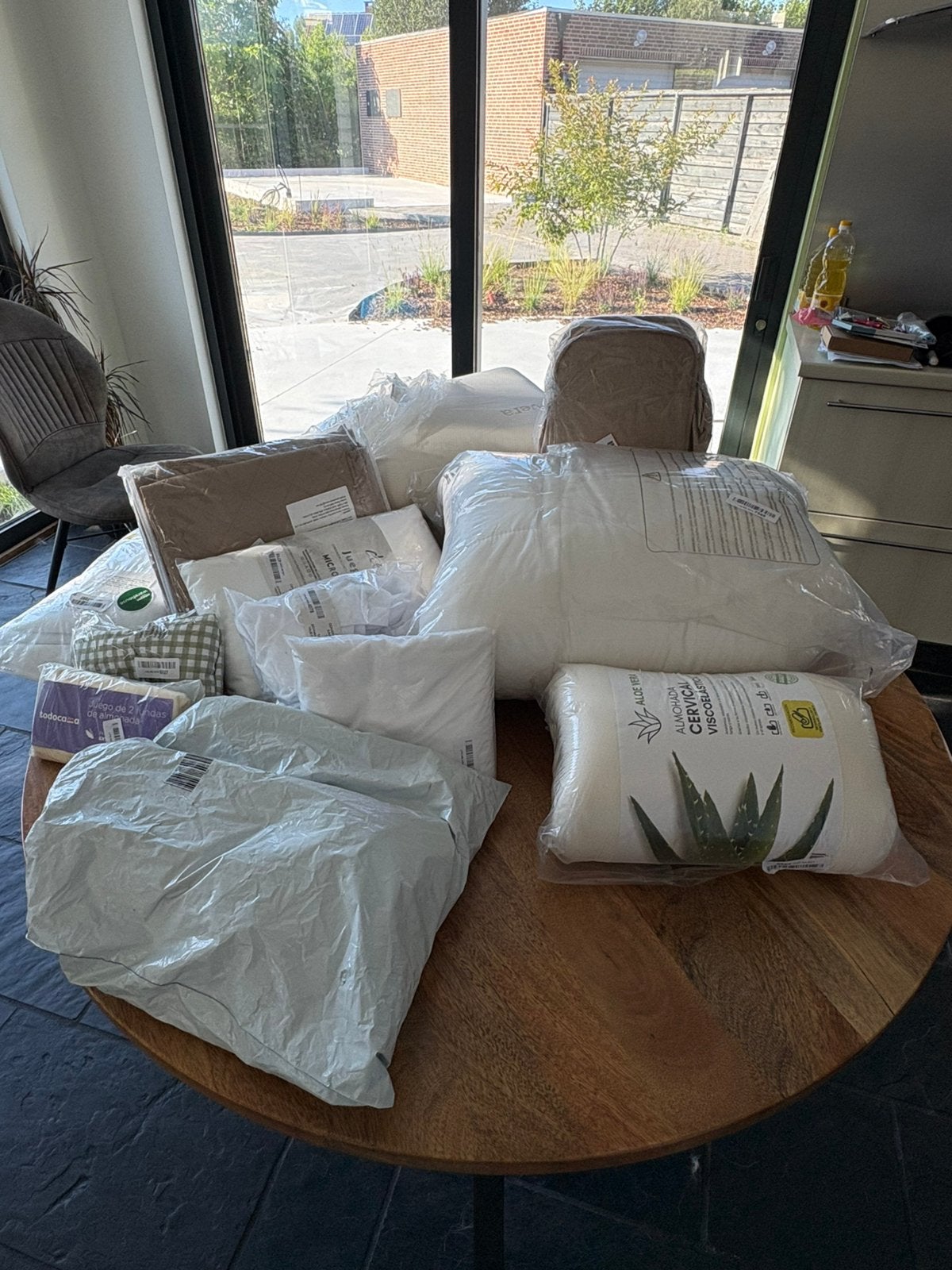 Deken, kussens, wasmand LOT, Ophalen, Zo goed als nieuw