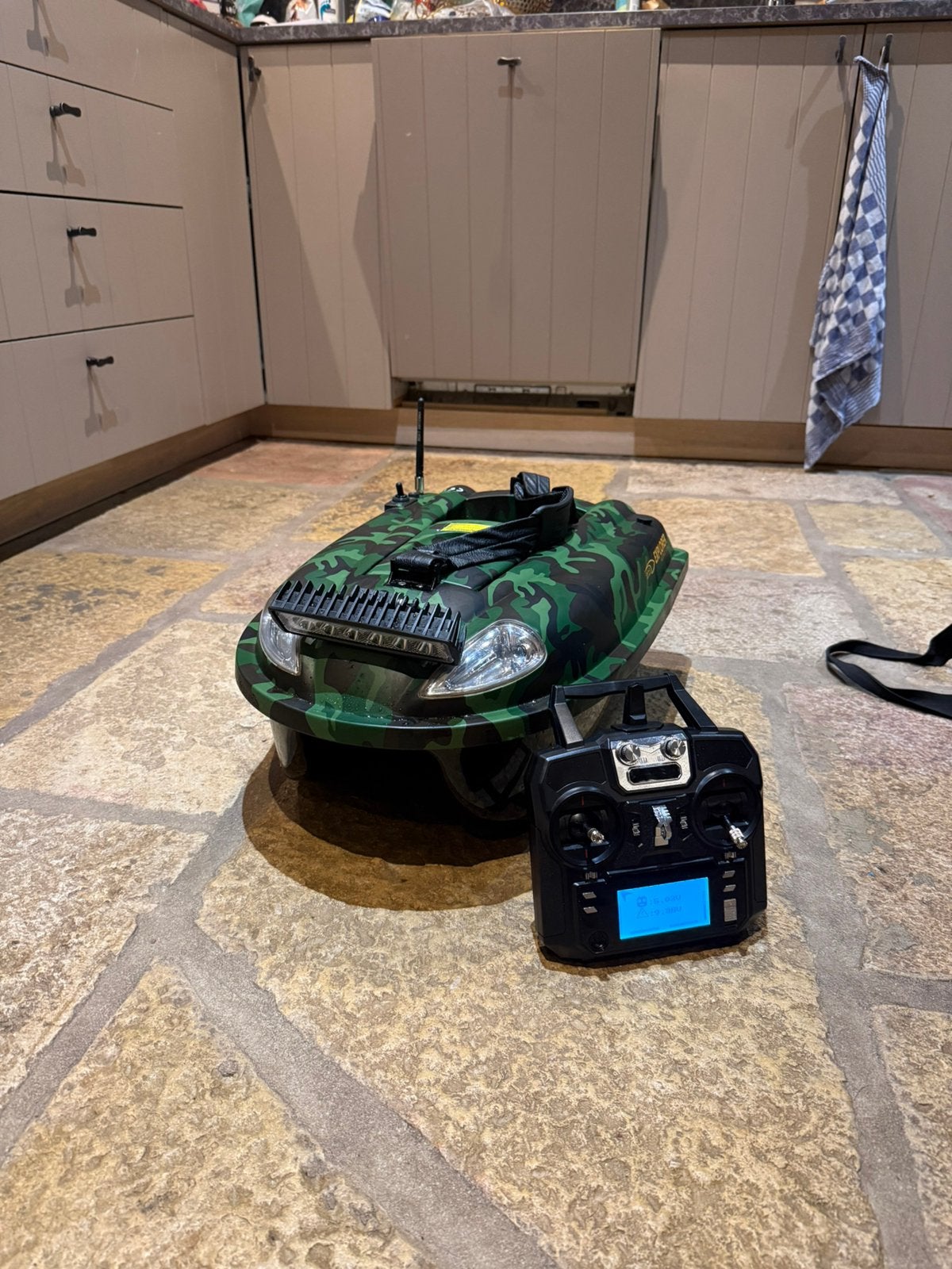 Voerboot met gps en fish finder, Ophalen, Zo goed als nieuw