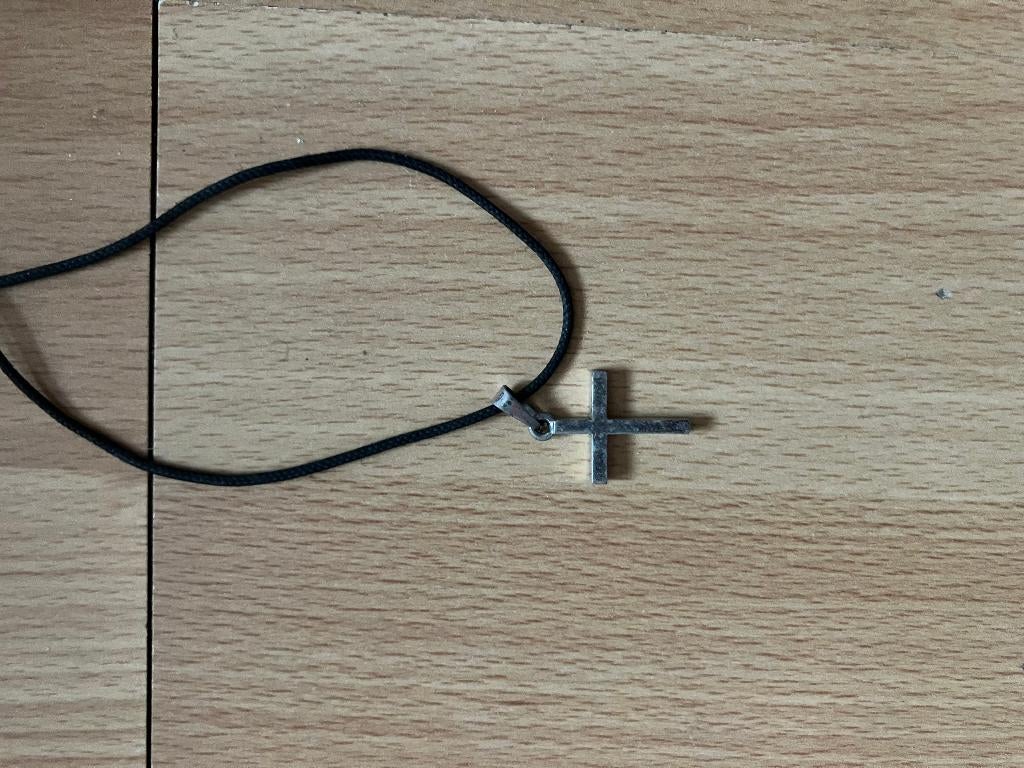 pendentif croix de Jésus, Enlèvement ou Envoi, Utilisé