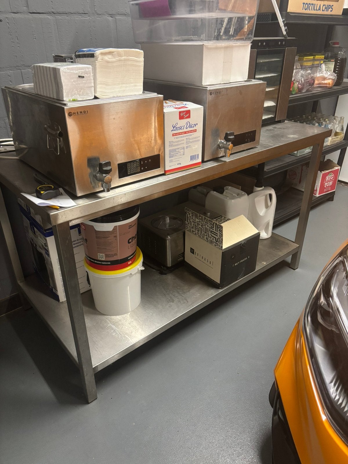Inox werktafel, Ophalen