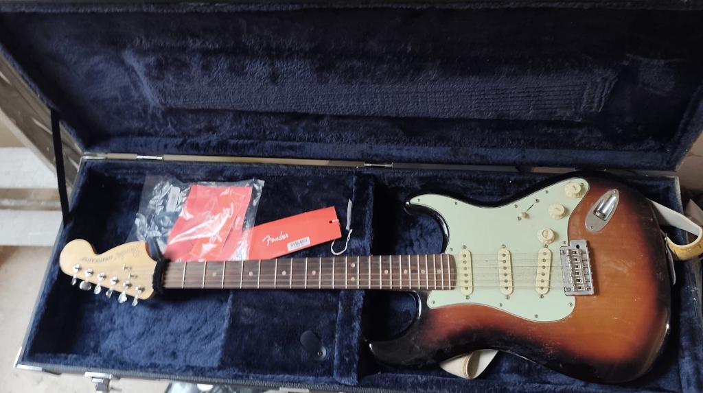 Fender Deluxe Roadhouse Stratocaster Sunburst + Flight Case, Musique & Instruments, Enlèvement ou Envoi, Comme neuf, Fender