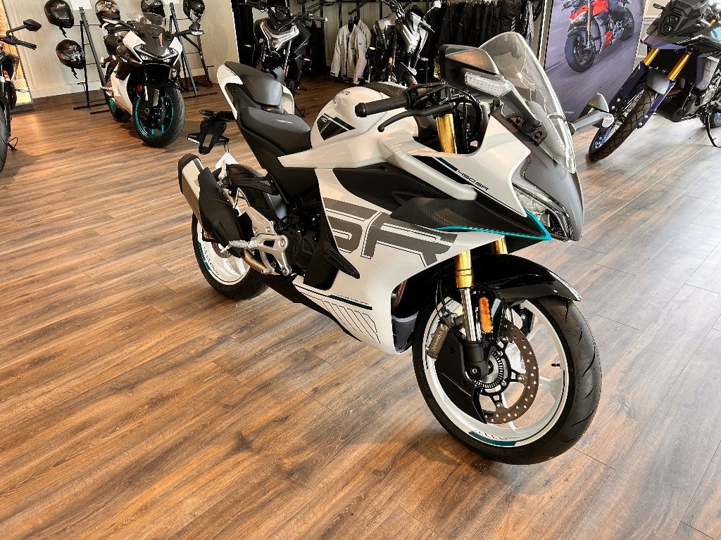 CFMOTO 450SR WIT 2025, Motos, Motoren | CFMOTO, Éclairage LED, Entreprise, 2 cylindres, Permis Moto A2 minimum