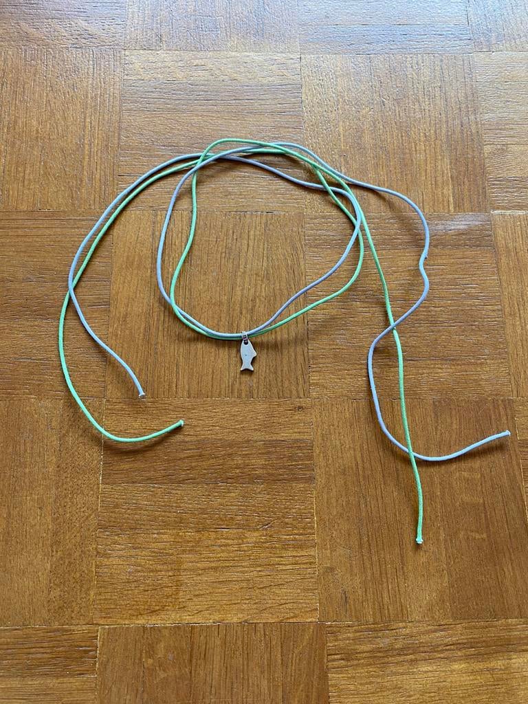 Collier tissu poisson, Bijoux, Sacs & Beauté, Colliers, Enlèvement ou Envoi, Comme neuf, Vert, Autres matériaux