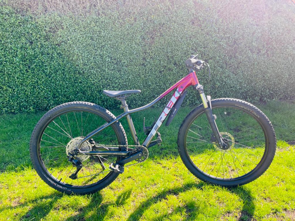 MTB Trek Marlin 6 kleur Rage Red to Dnister Black Fade, Fietsen en Brommers, Fietsen | Mountainbikes en ATB, Ophalen, Zo goed als nieuw