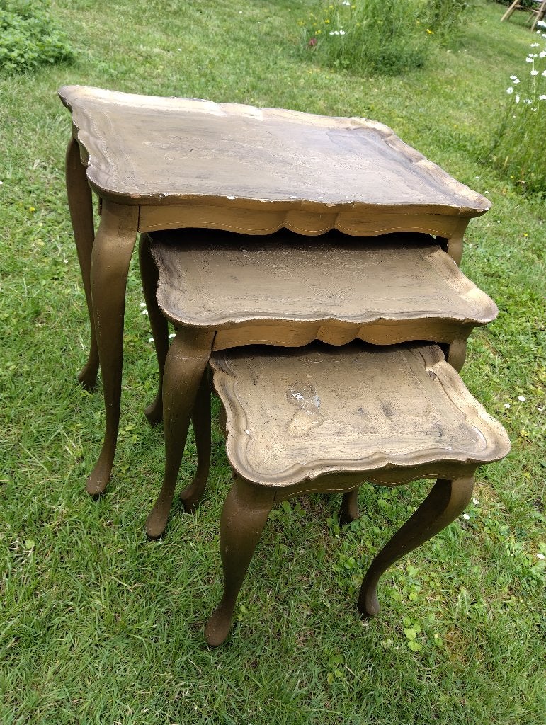 3 nestbare goudkleurige Italiaanse houten tafeltjes, Huis en Inrichting, Ophalen, Minder dan 55 cm, Gebruikt, 60 cm of meer