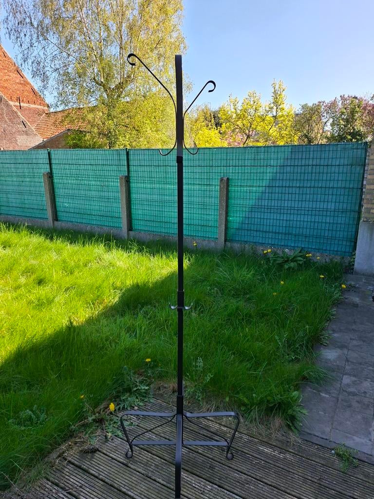 Staande metalen kapstok, Ophalen